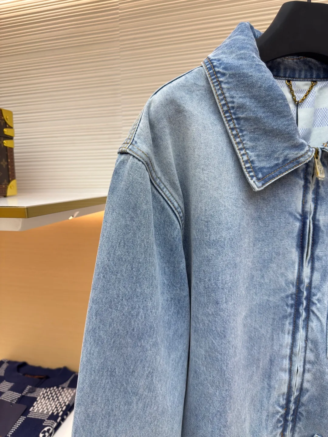 LOUIS VUITTON patch letter denim jacket ●Authentic product: Purchased and developed by 21599 ●Item number: 1680048-B75 ●Material: denim denim fabric ●Technology: embroidery production ●Version: fitted version ●Weight: about 1075 grams ●Size: 46-48-50-52 ●Description: The iconic pattern of the brand's presbyopia logo It has a strong street American style and is very chic. The whole piece is still the same loose version as always, which hides the flesh. The regular denim lapel design gives people a smart and generous look. Customized logo buttons and leather labels come with a full set of accessories. It is cool, stylish and fairy-like. It is also an absolute C-position piece and is highly recommended!  Very heavy work, exquisite details, special washing process, multiple washings can show the same perfect washing color effect as the original. You’ll know it once you get it. It’s self-evident how popular it is once it’s released. It has no gender boundaries and looks great with couples’ outfits. It’s versatile and effortless. The overall wiring is straight and delicate, the fabric is comfortable and soft, and the color is consistent without color difference. It can be matched with the same style to create a fashionable look and control various occasions. Customized accessories, complete with three standards, same style for men and women!